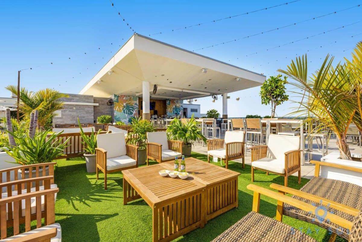 Beachfront Condo-Roofto Pool- 2 Bedrooms 2 Bedroom ! Hollywood Exterior photo